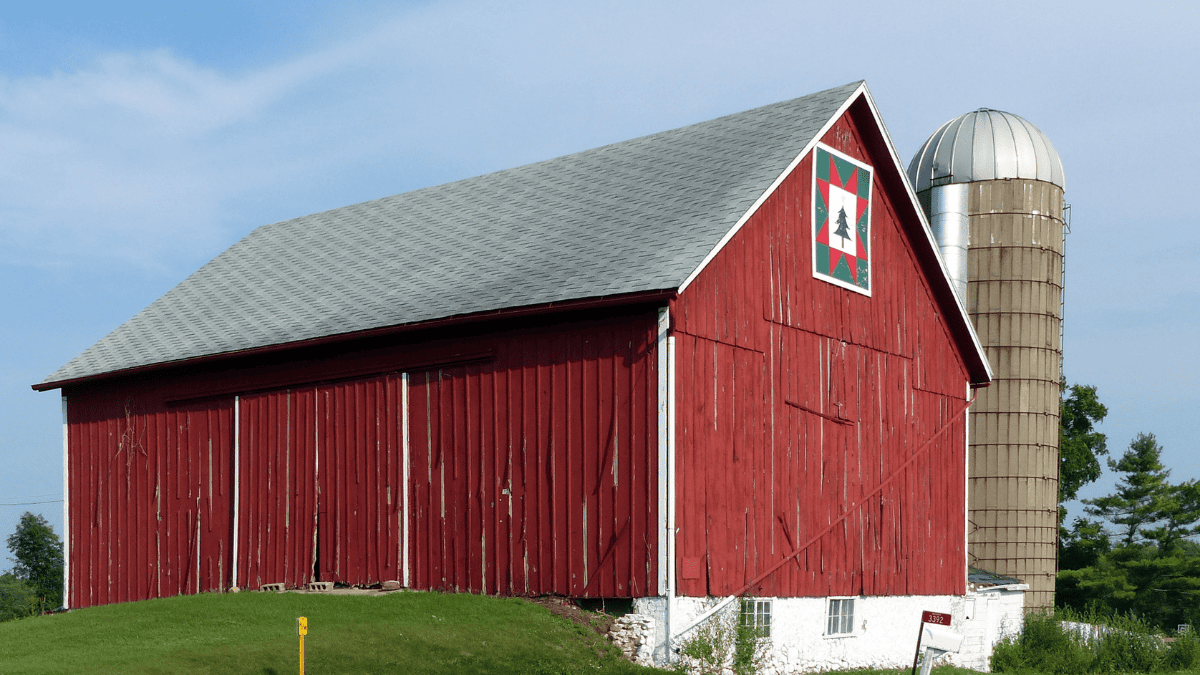 Barn with a barn quilt