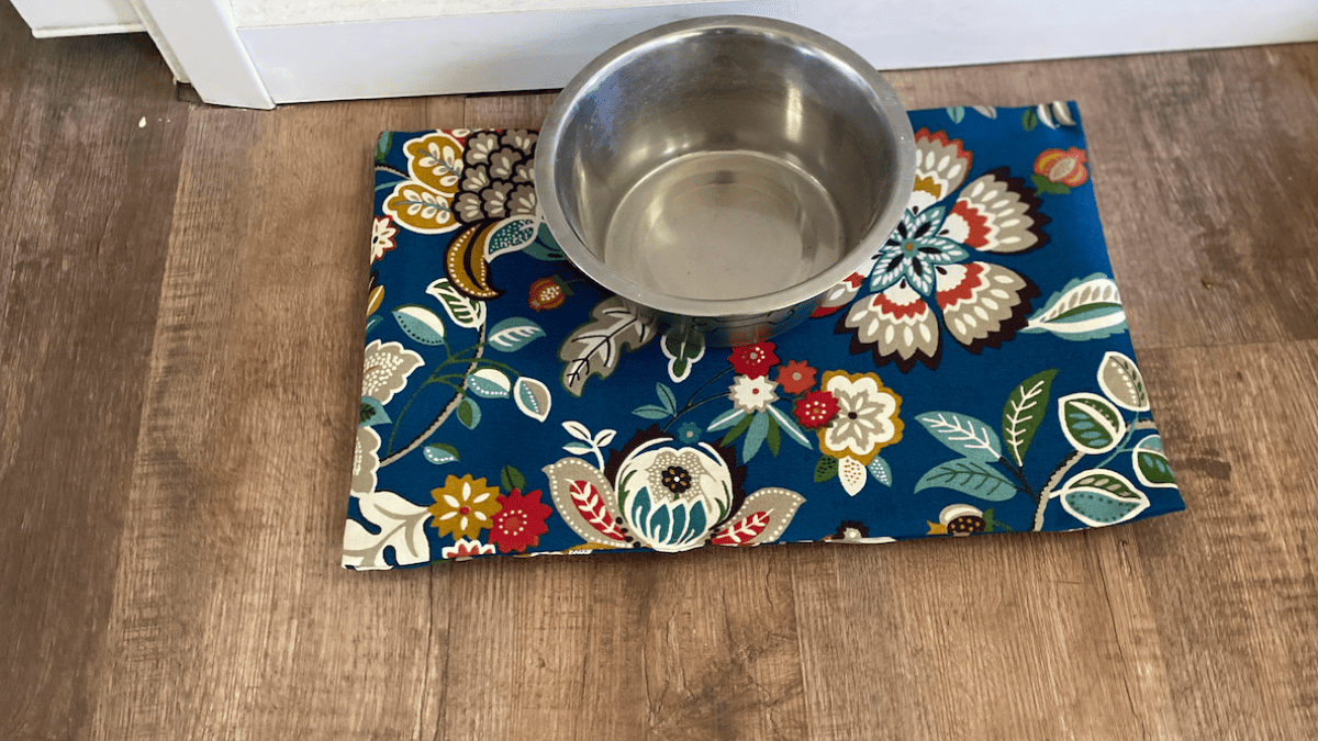 blue flowered pet food mat
