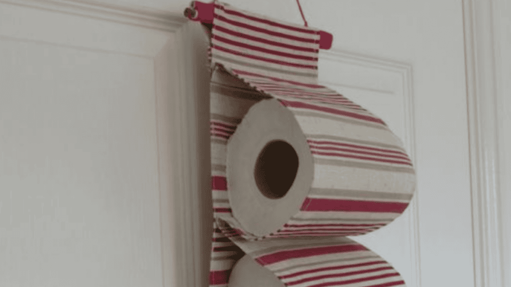 DIY toilet papter holder in red and white fabrics. Bathroom DIY Projects 